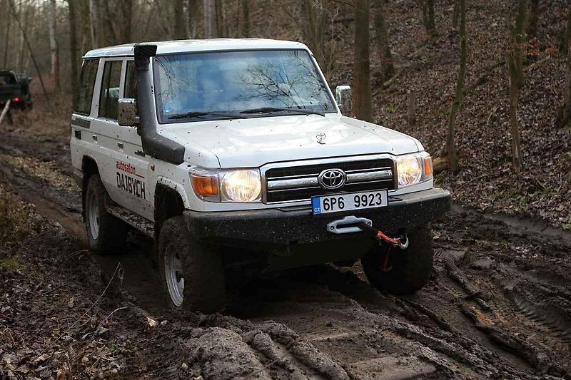 S šestkolovým Hiluxem jsme se mohli i projet