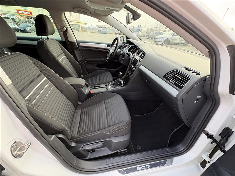 Volkswagen Golf 2,0 TDi 110kW CUP,Navi,Výhřev - fotka 30 z 40
