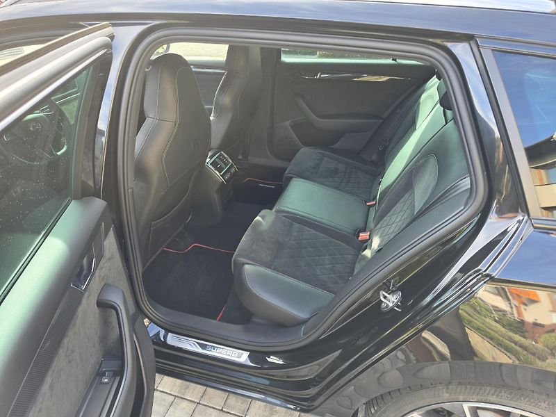 Škoda Superb (2018) SportLine 2.0 TDI 140kW 4x4 - fotka 10 z 32