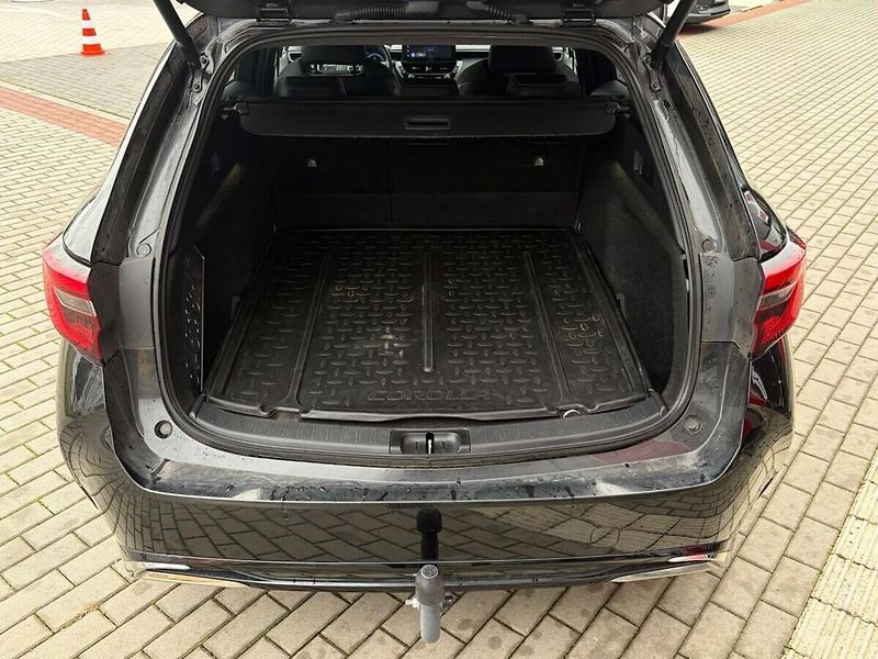 Toyota Corolla 1.8 Hybrid Style - fotka 16 z 19