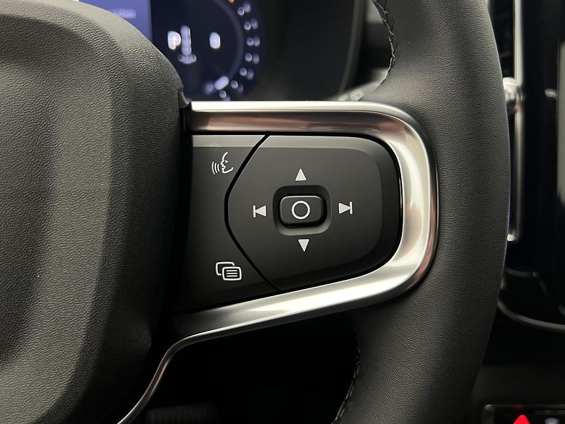 Volvo XC40 (2026) B3 BLACK EDITION PLUS AUT - fotka 19 z 43