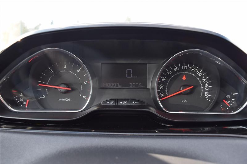 Peugeot 208 1,4 HDi 50KW NÍZKÉ KM KLIMA - fotka 41 z 50