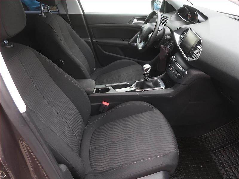 Peugeot 308 (2015) 1.6 e-HDi, Tempomat - fotka 9 z 15