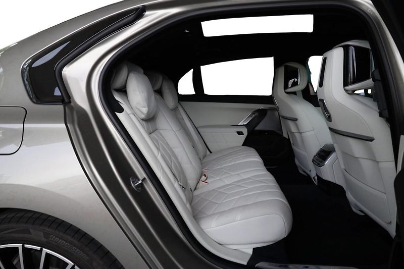 BMW Řada 7 740d xDrive - fotka 8 z 42