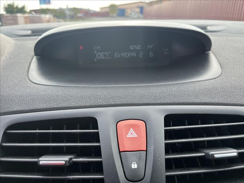 Renault Mégane 1,6 i KLIMA ALU 2x KOLA - fotka 17 z 36
