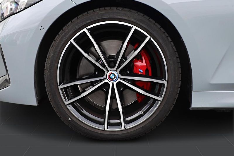 BMW Řada 3 330i Sedan - fotka 7 z 14
