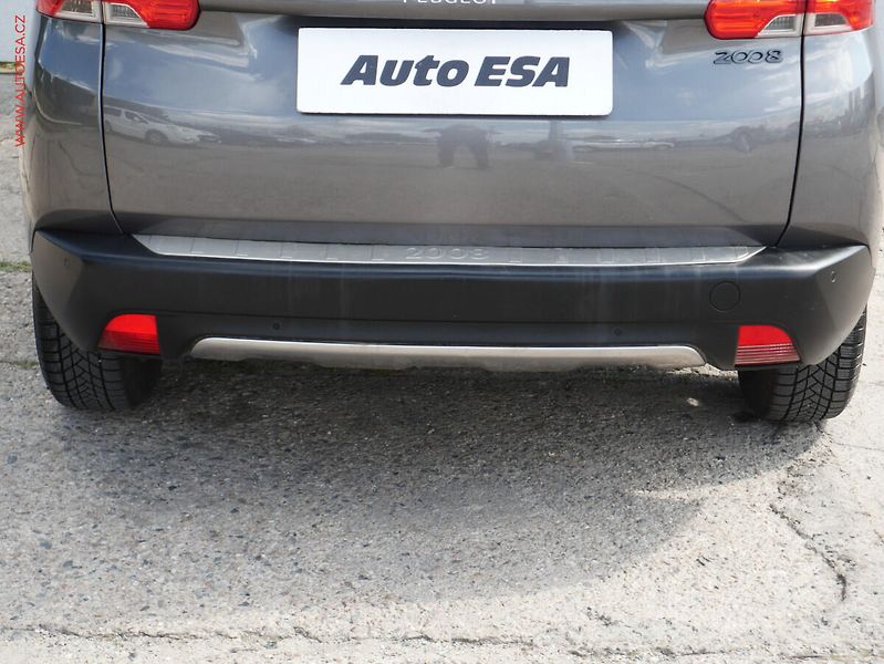 Peugeot 2008 (2015) 1.2i, AC, tempo - fotka 21 z 24