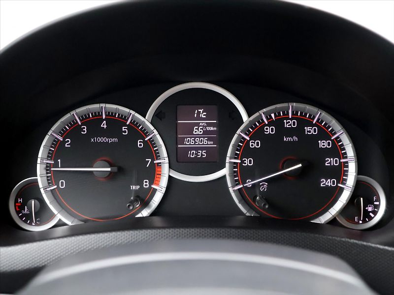 Suzuki Swift 1,6 VVT 100kW Sport Aut.klima - fotka 16 z 35