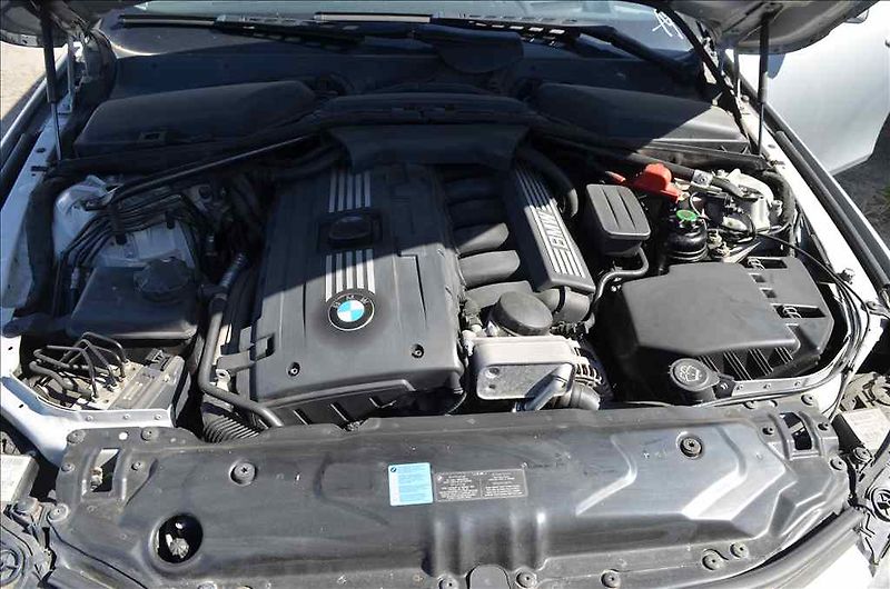 BMW Řada 5 (2008) 560 TOURING - fotka 25 z 33