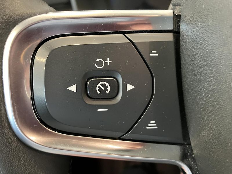 Volvo XC40 B3 FWD Plus Dark AT7 - fotka 19 z 40