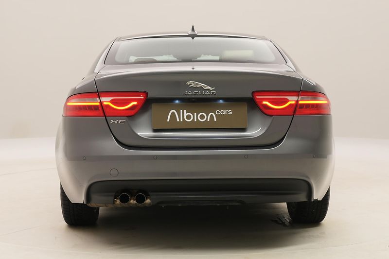 Jaguar XE 2.0D 132kW PURE AUT  - fotka 11 z 40