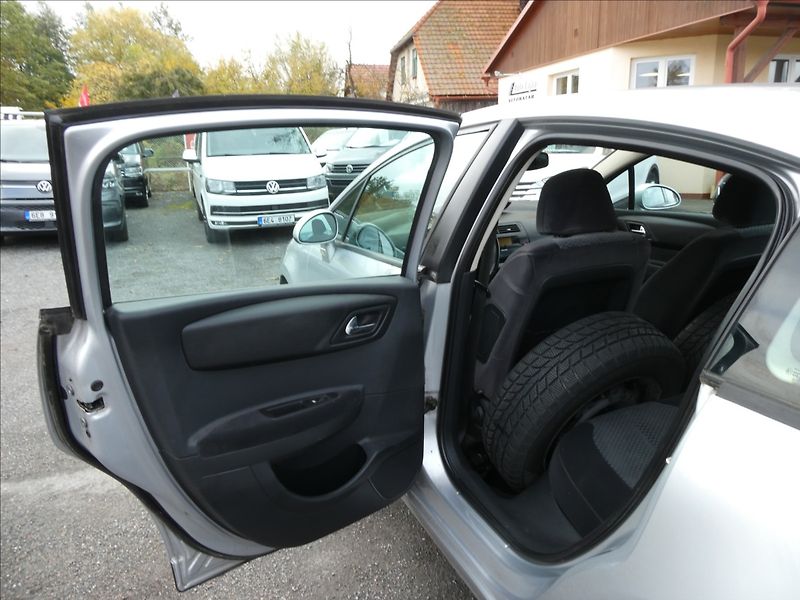 Citroën C4 1,6 i 80kW 2x kola, serviska - fotka 14 z 33