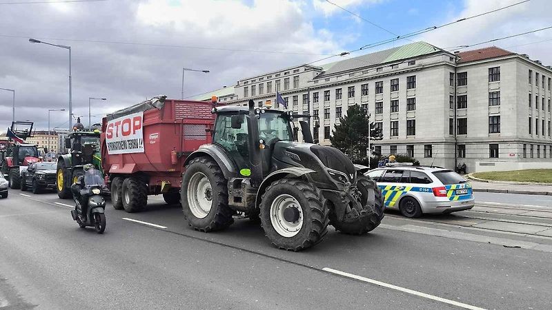Demonstrace zemědělců před ministerstvem zemědělství a blokáda pražské magistrály. Na snímku je traktor John Deere 7730.