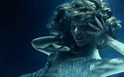Česká topmodelka Eva Herzigová jako živel vody