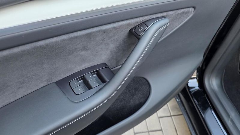 Tesla Model Y (2023) LR AWD DE Záruka SoH 92,7%  - fotka 18 z 41