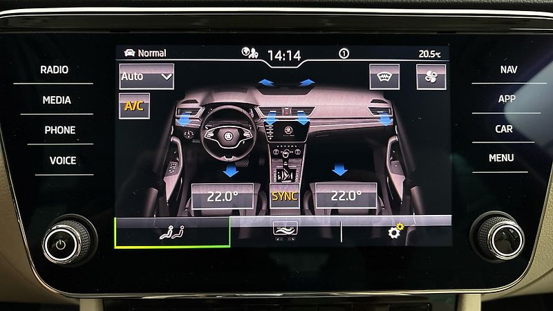 Škoda Superb 2.0 TDI DSG Style Combi - fotka 25 z 27
