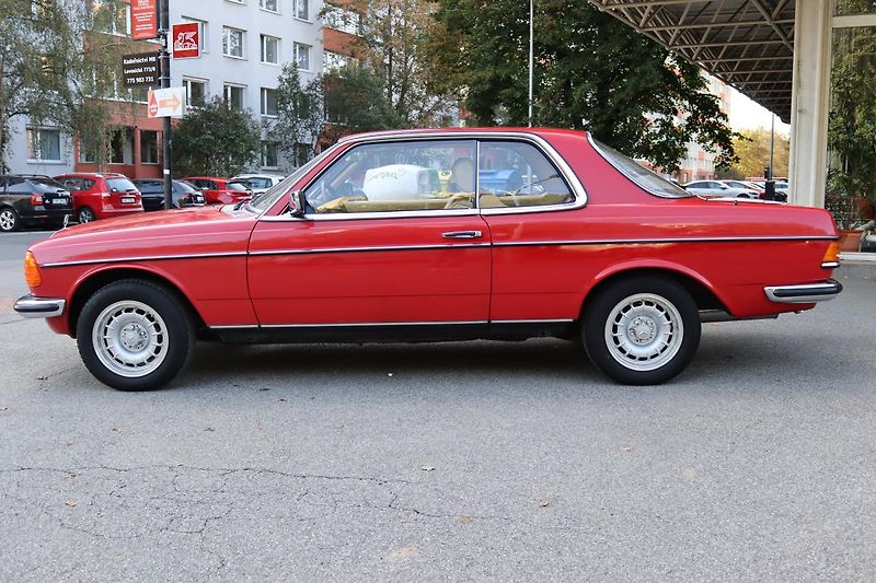 Mercedes-Benz 123 230CE KUPÉ AUTOMAT 100kW - fotka 15 z 48