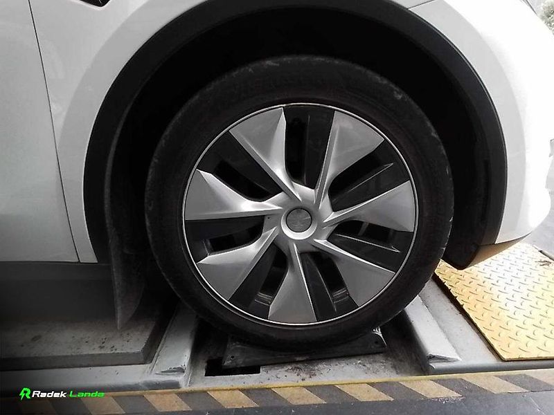Tesla Model Y (2023) Berlín | LFP | Tažné 1600kg - fotka 8 z 11