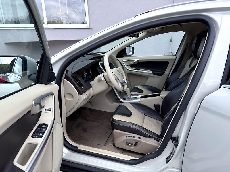 Volvo XC60 D5 AWD // SUMMUM // 151 kW - fotka 10 z 22