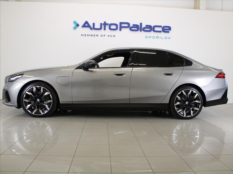 BMW Řada 5 550e xDrive M-paket Bowers   3 - fotka 5 z 32