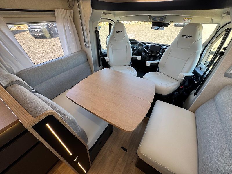 Pilote (2026) P740GJ Expression 8AT LFP 5M - fotka 13 z 34