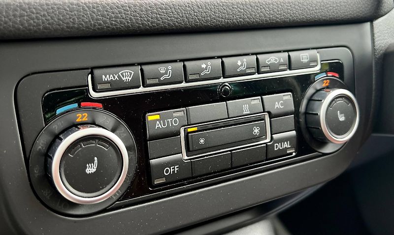 Volkswagen Tiguan (2010) DSG R-LINE VÝBAVA NIZKY NAJEZD - fotka 30 z 35
