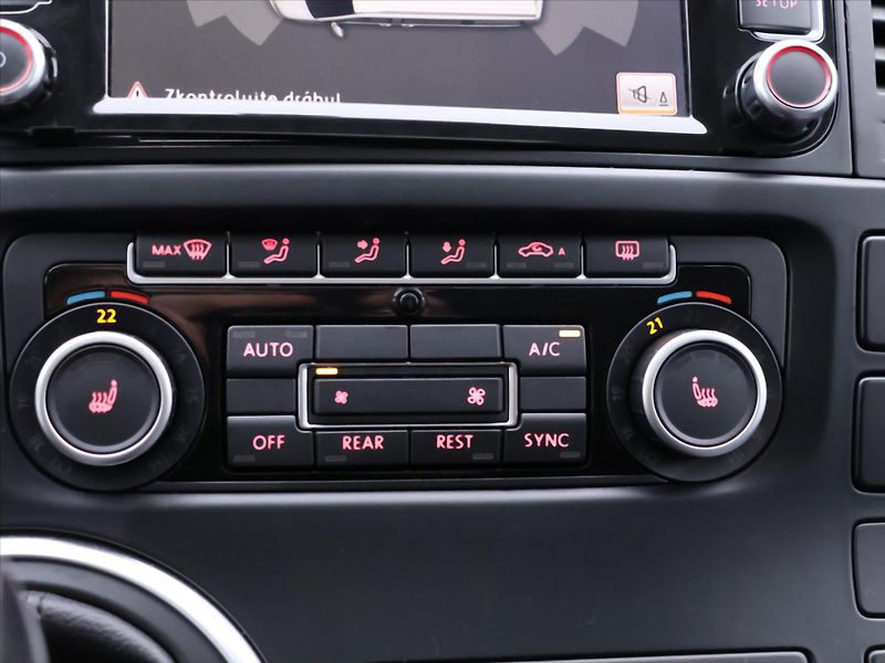Volkswagen Multivan 2,0 TDI DSG 4M CZ Highline - fotka 26 z 36