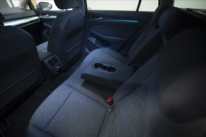 Volkswagen Golf 1,5 TSI KEYLESS KAMERA VÝHŘEV - fotka 17 z 42