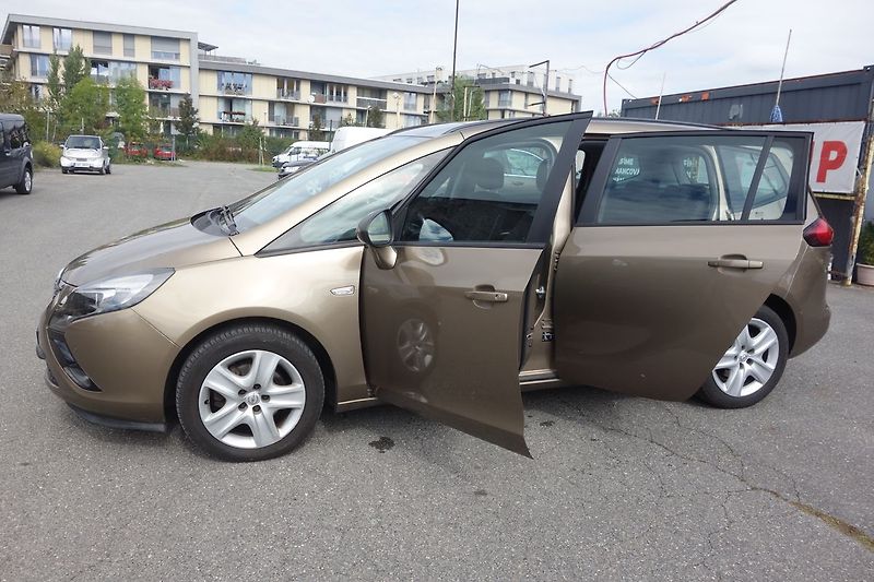 Opel Zafira 2,0DCi 96kW ČR ! 7 MÍST ! - fotka 16 z 38