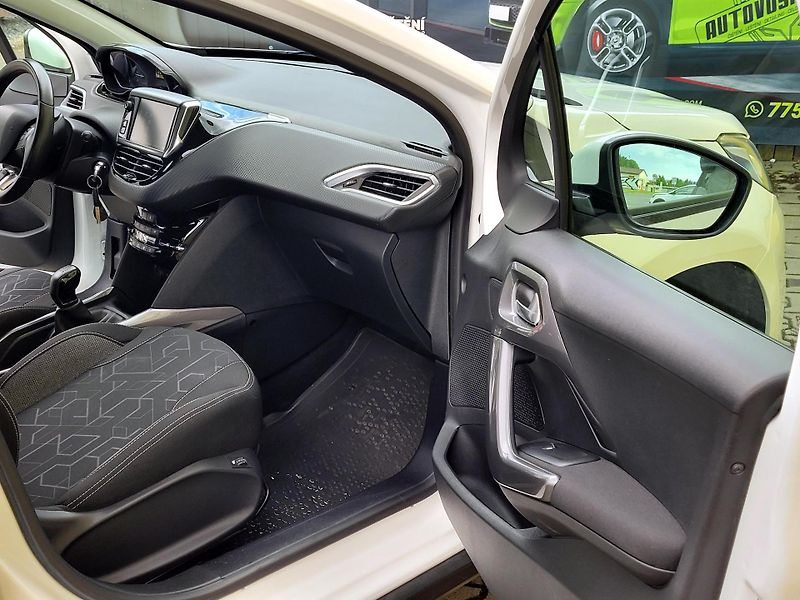 Peugeot 2008 1,2 MÁLO NAJETO*CZ,SERVIS - fotka 18 z 39