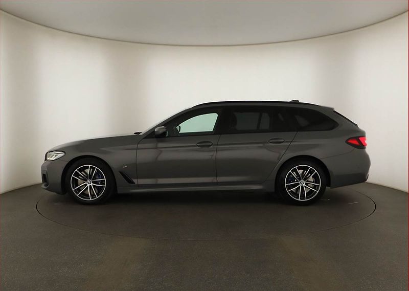 BMW Řada 5 (2021) 530d xDrive - fotka 3 z 20