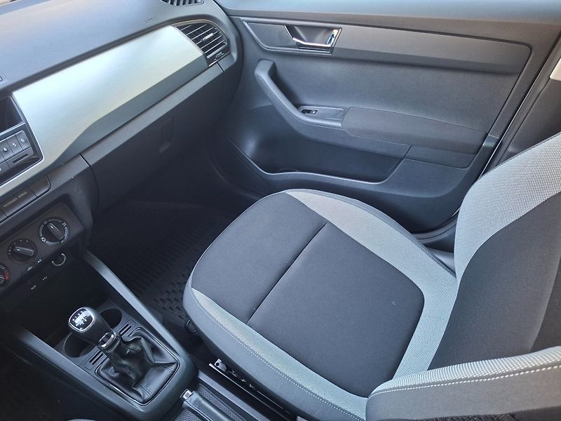 Škoda Fabia (2015) 1.2TSI 66kW -1.MAJITEL - fotka 14 z 42