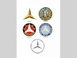 Od zlata po stříbro: Zapsané ochranné známky společností Daimler-Motoren-Gesellschaft a Benz & Cie. z roku 1909 (horní řada), pozměněná hvězda Mercedes z roku 1916 a nová obchodní značka Mercedes-Benz z roku 1926. V roce 1921 přihlášená verze hvězdy v kru