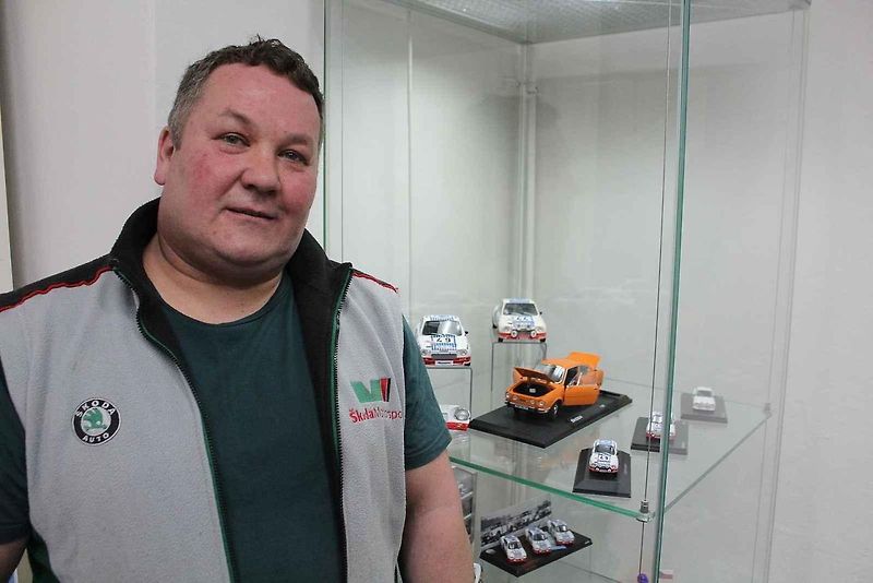 Modely vozů Škoda s pamětními mincemi.
