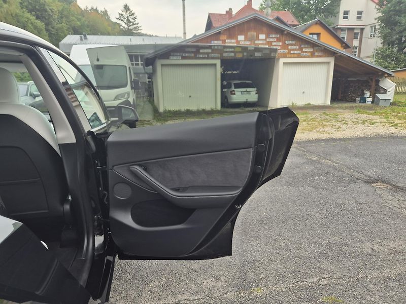Tesla Model Y ZAMLUVENO ! 220kw TZ 92,5 % - fotka 38 z 48