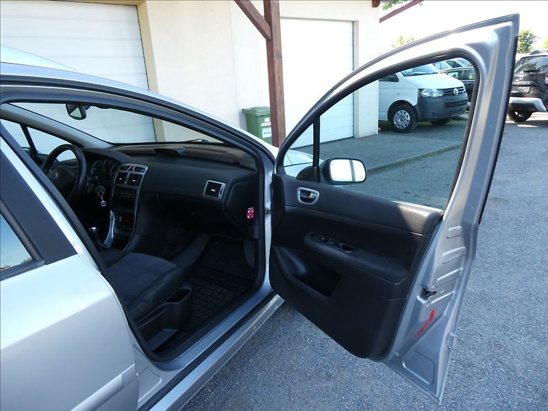 Peugeot 307 1,6 16V 80kW SW 7.míst,PANORAM - fotka 15 z 36