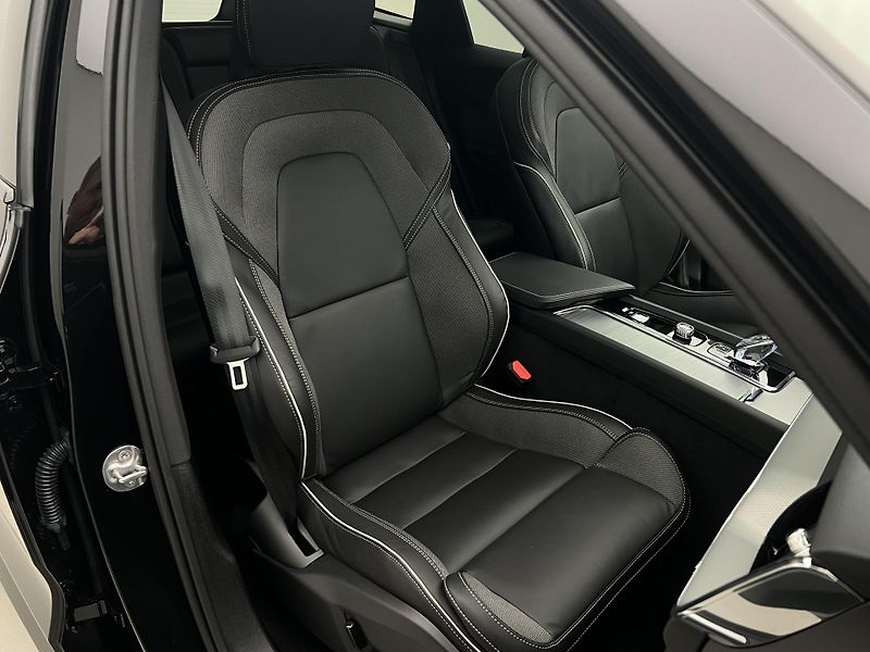 Volvo XC60 B5 AWD BLACK EDITION PLUS AUT - fotka 22 z 51