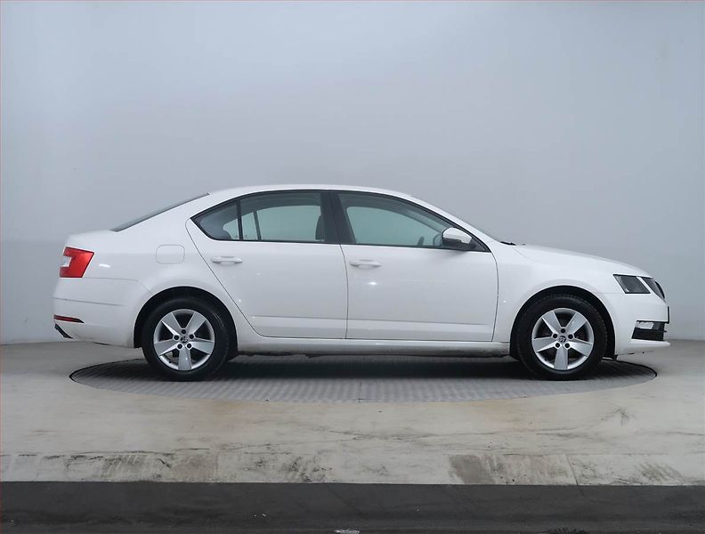 Škoda Octavia (2018) 1.6 TDI, Tempomat - fotka 6 z 14