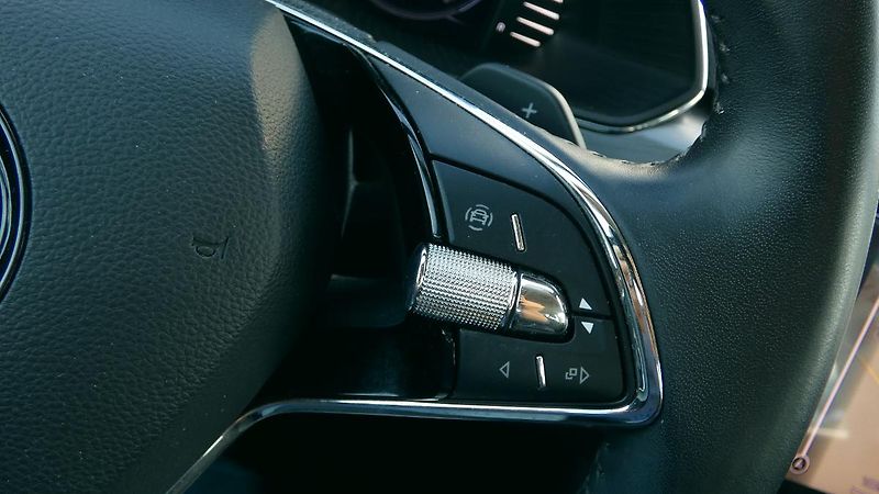 Škoda Superb Combi 2,0 TDI DSG Style - fotka 13 z 24