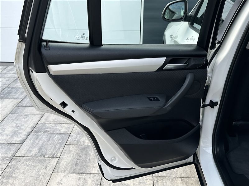 BMW X3 2,0 28i 245PS  Advantage A/T 4 - fotka 15 z 53