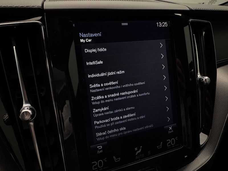 Volvo XC60 T8 AWD RECHARGE R-DESIGN AUT - fotka 44 z 51