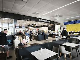 Restaurace Runway na Letišti Václava Havla v Praze.