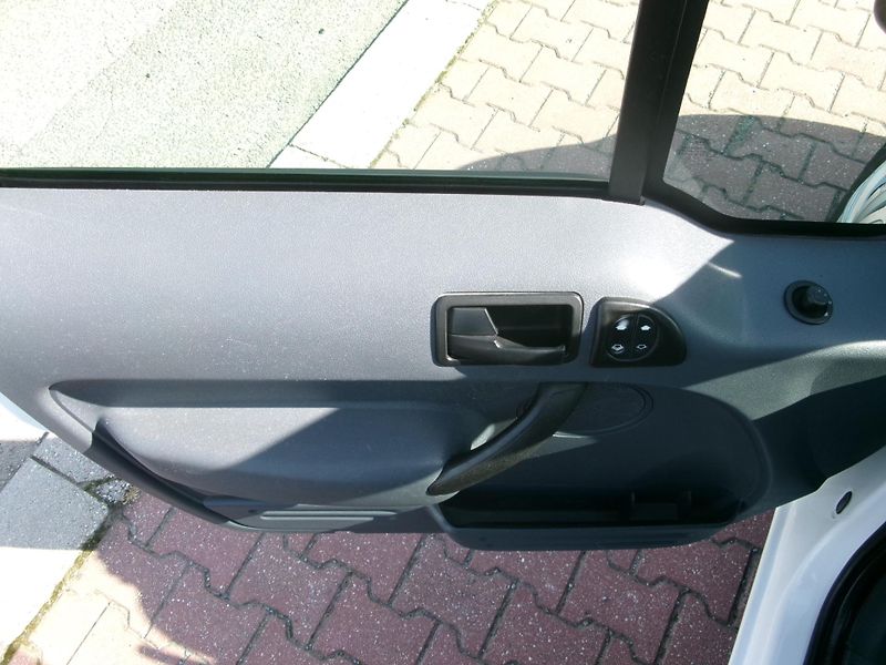 Ford Tourneo Connect 1,8 TDCi KLIMA TAŽNÉ - fotka 21 z 26
