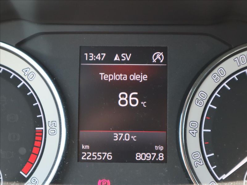 Škoda Superb 2,0 TDI SportLine Kamera ACC - fotka 13 z 36