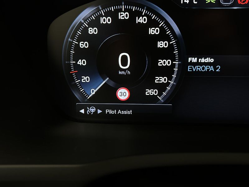 Volvo XC90 B5 AWD MOMENTUM AUT CZ - fotka 22 z 37