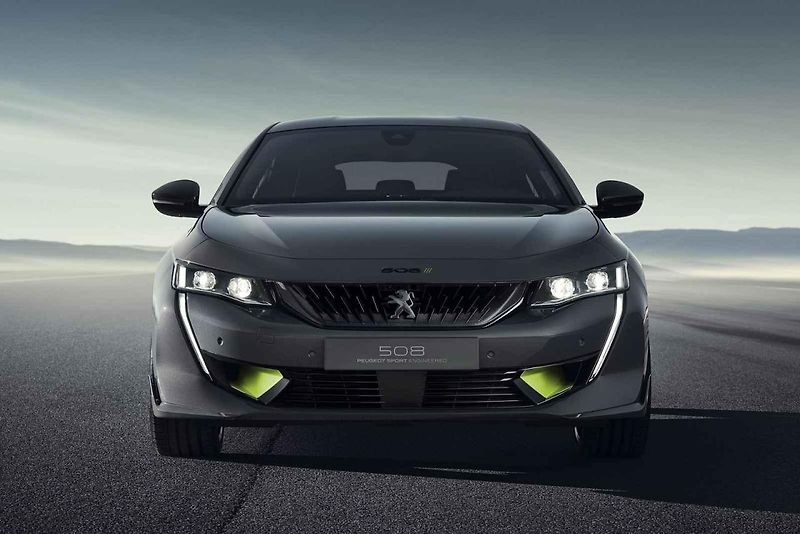 Peugeot 208 při premiéře v Ženevě ukázal naráz běžnou i elektrickou verzi