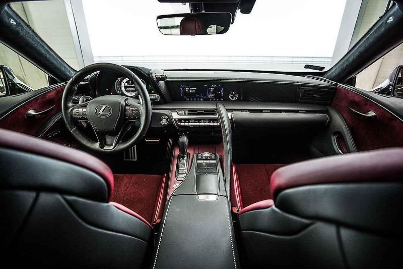 Interiér upraveného Nissanu GT-R.