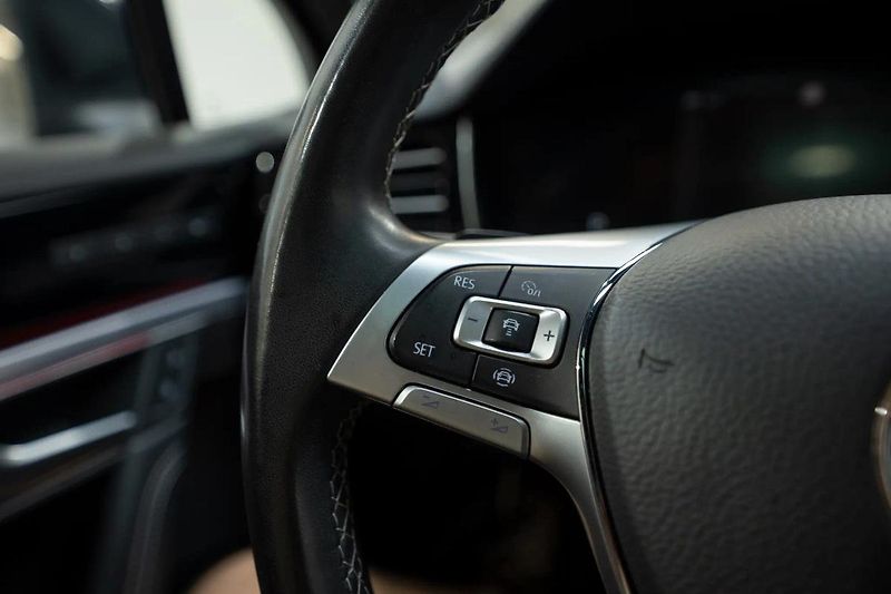 Volkswagen Touareg R-Line 3.0 TDI 210 kW - fotka 22 z 50
