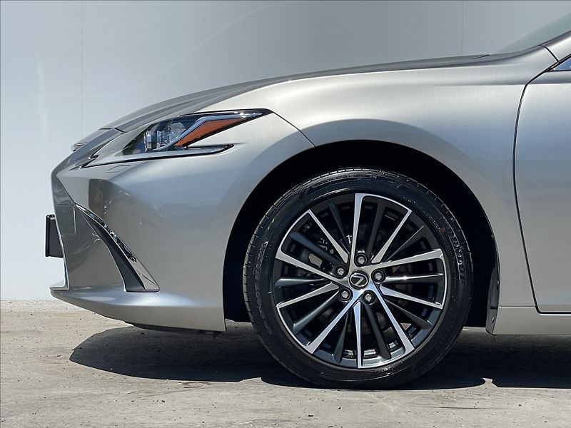 Lexus ES 300h 2,5 Business Edition - fotka 18 z 22