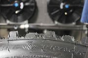 Buggy je naprosto funkční, mohla by jezdit i závody. Dakarské logo na pneumatice je ostatně dost výmluvné